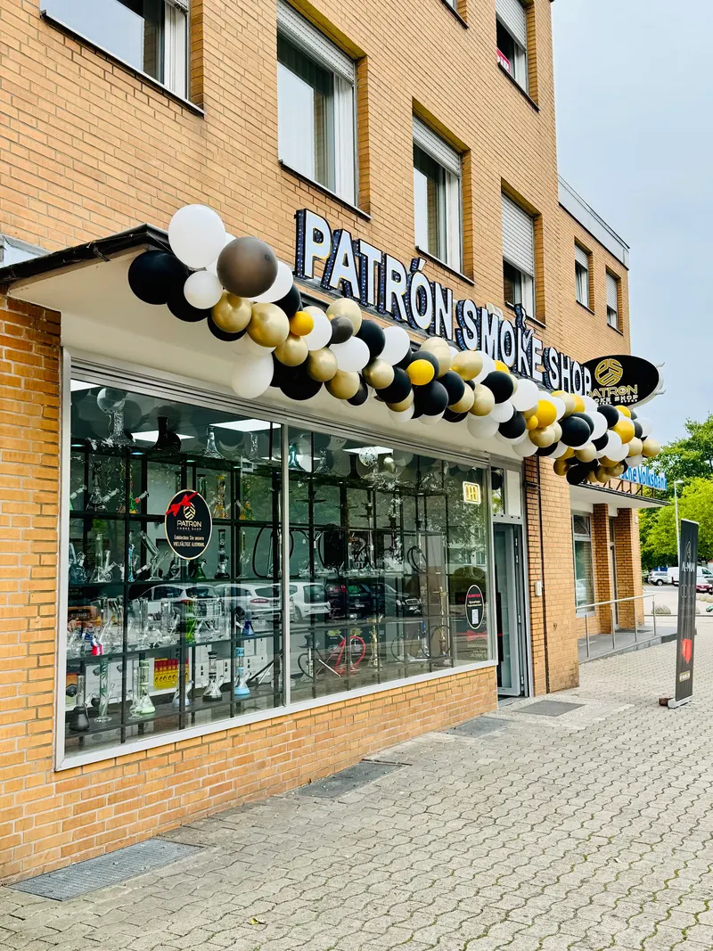 Eingang des Patron Smoke Shop in Laatzen mit Schaufenster