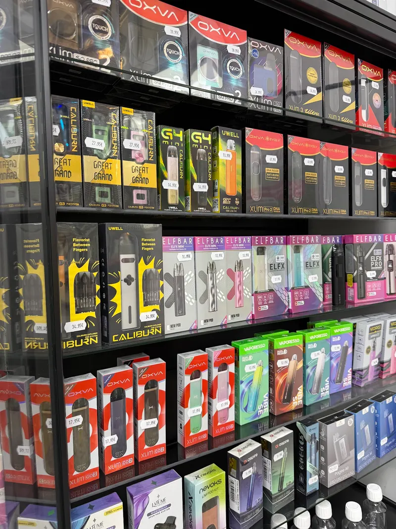 Wand mit Einweg Vapes in vielen Sorten